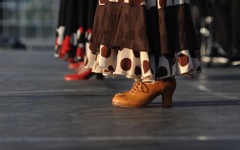 imagen de pies con zapatos de sevillana