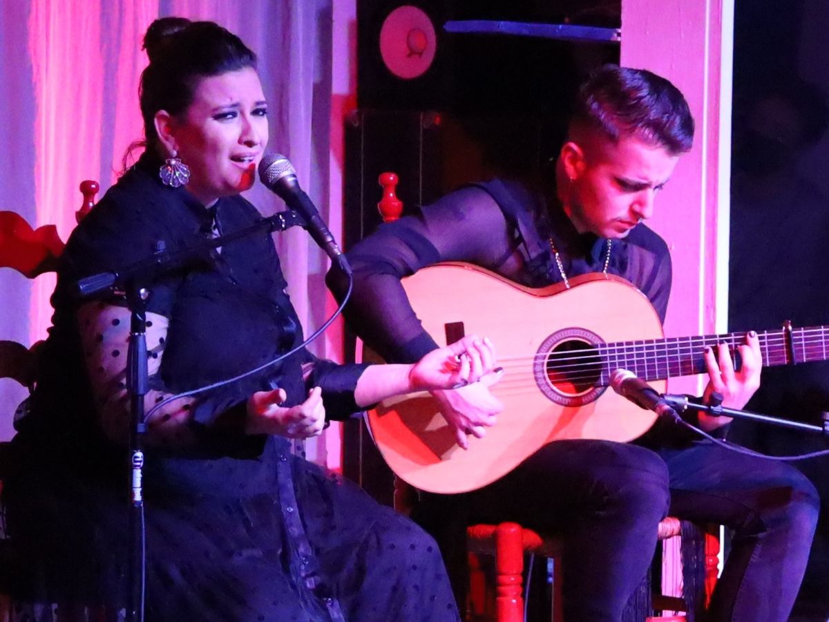 cantaora de flamenco acompañada de un guitarrista